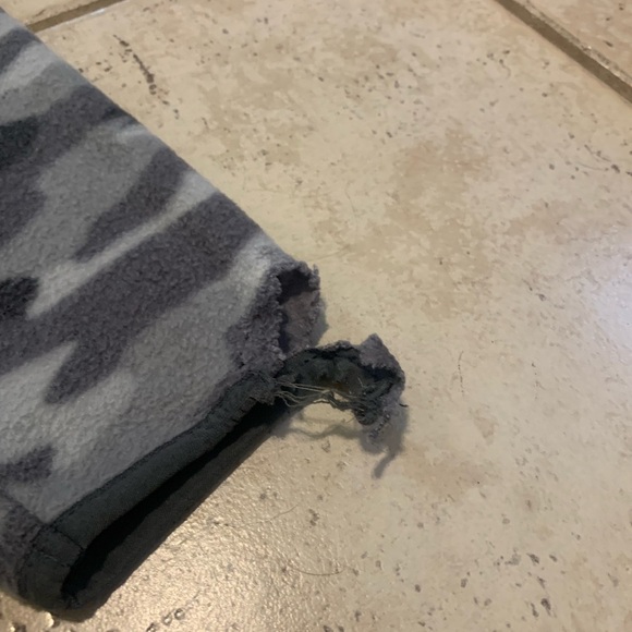 💛 Amazon Essentials Grey Camo Full-Zip Fleece Jacket - US S / CA P - Flaw - Picture 6 of 6